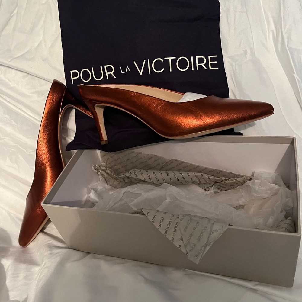 Pour la victoire Daria copper heels